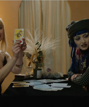 Agne Aurelia and Ashnikko during the tarot reading